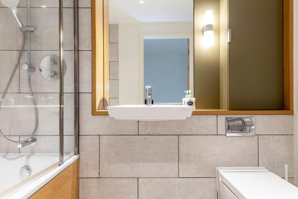 Appartement Stunning New 3 Bdr Duplex Wbalcony, East Londres Extérieur photo